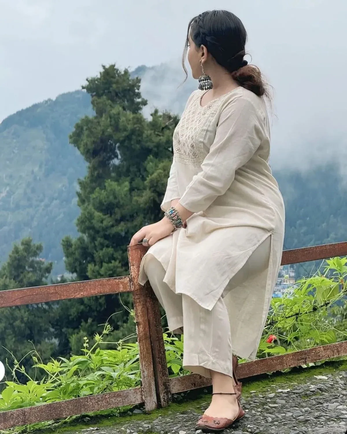 Grace In Ivory: Minimalist Elegance Kurti Set - Image 3