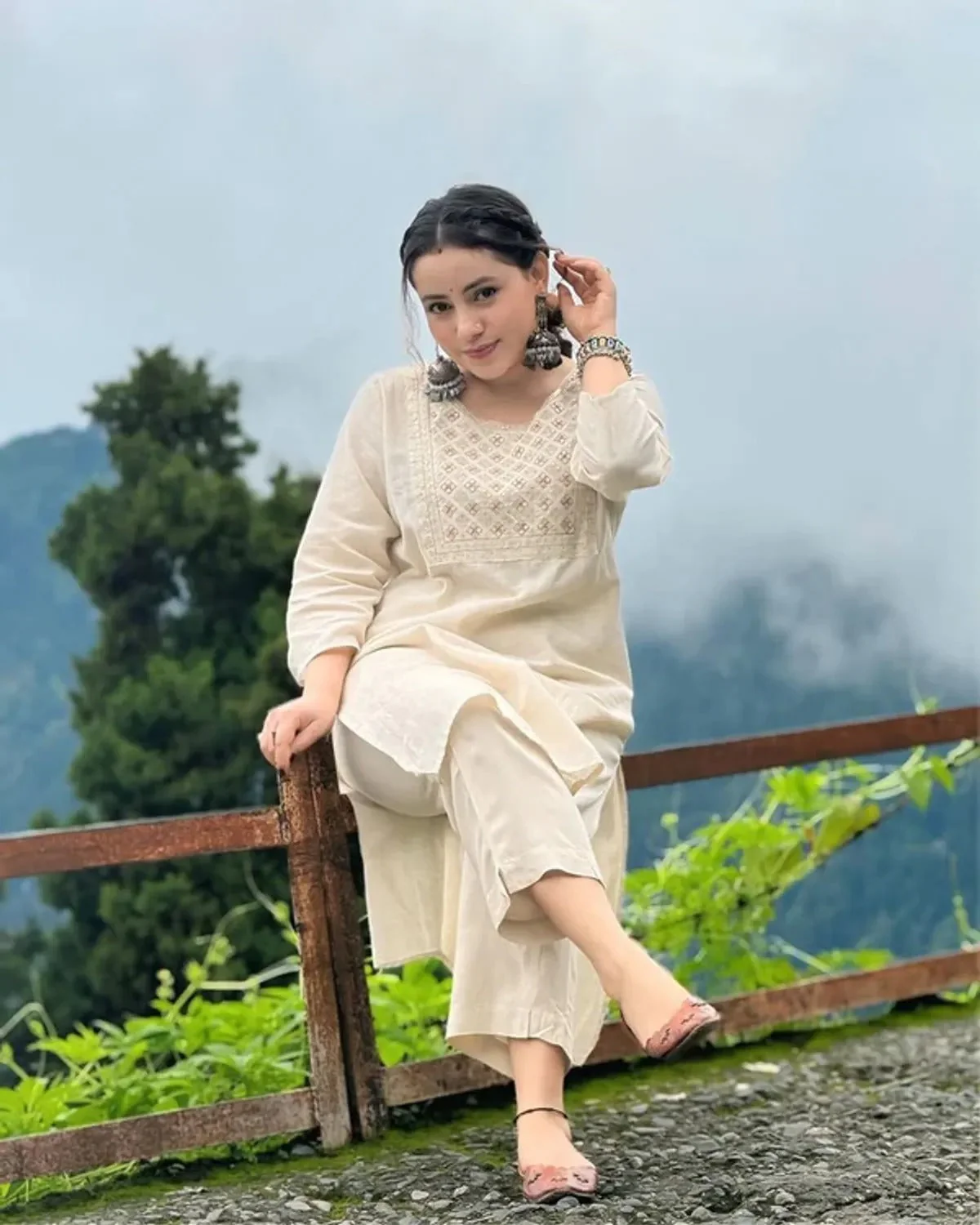 Grace In Ivory: Minimalist Elegance Kurti Set - Image 4