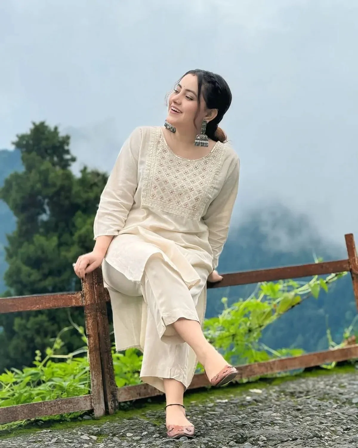 Grace In Ivory: Minimalist Elegance Kurti Set - Image 5