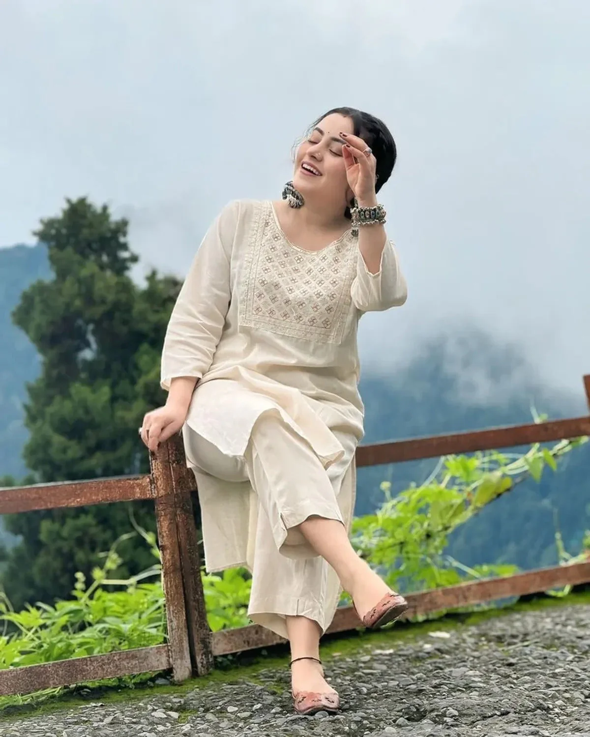 Grace In Ivory: Minimalist Elegance Kurti Set - Image 6